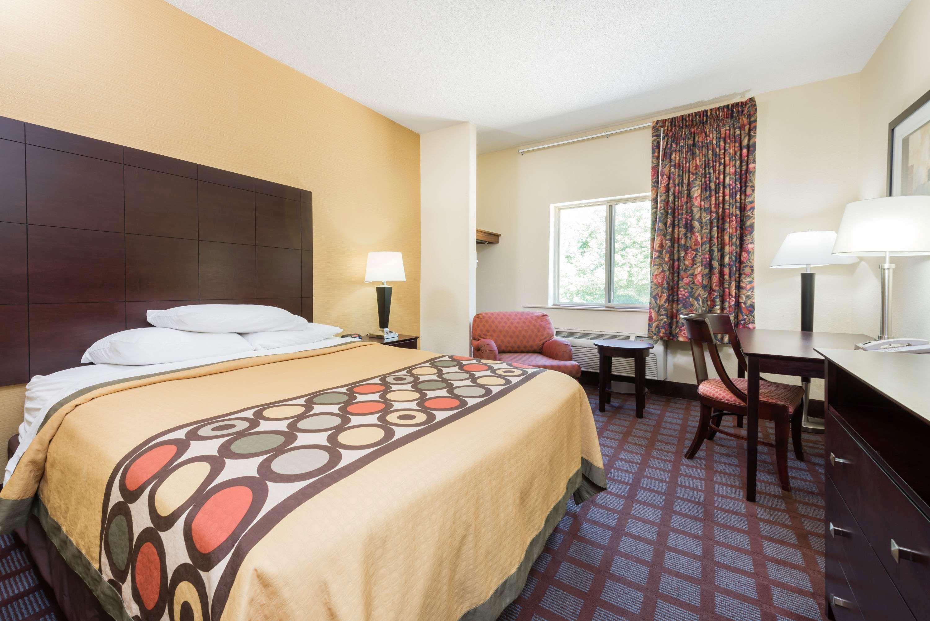 Super 8 By Wyndham Bloomington University Area Exterior photo