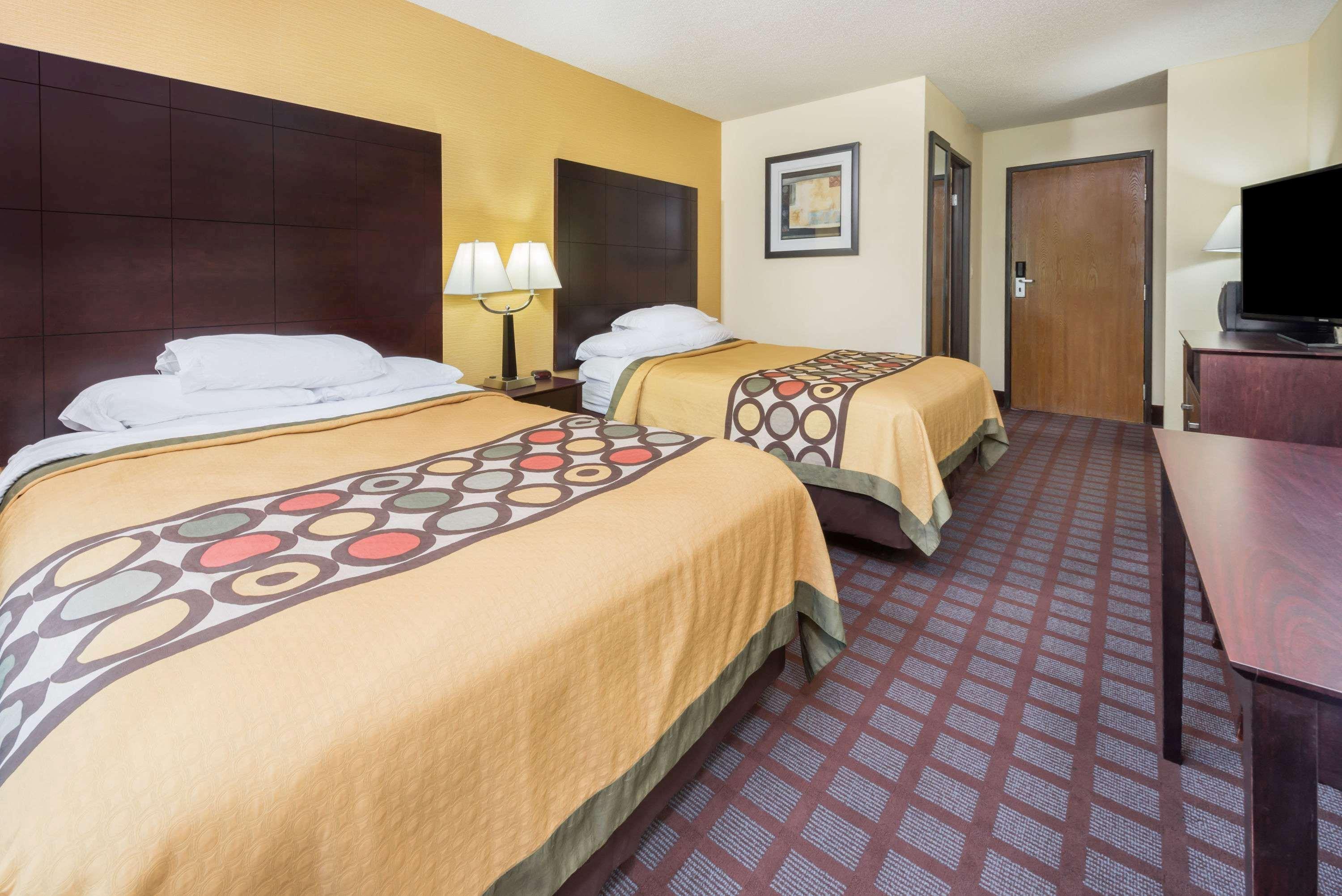 Super 8 By Wyndham Bloomington University Area Exterior photo