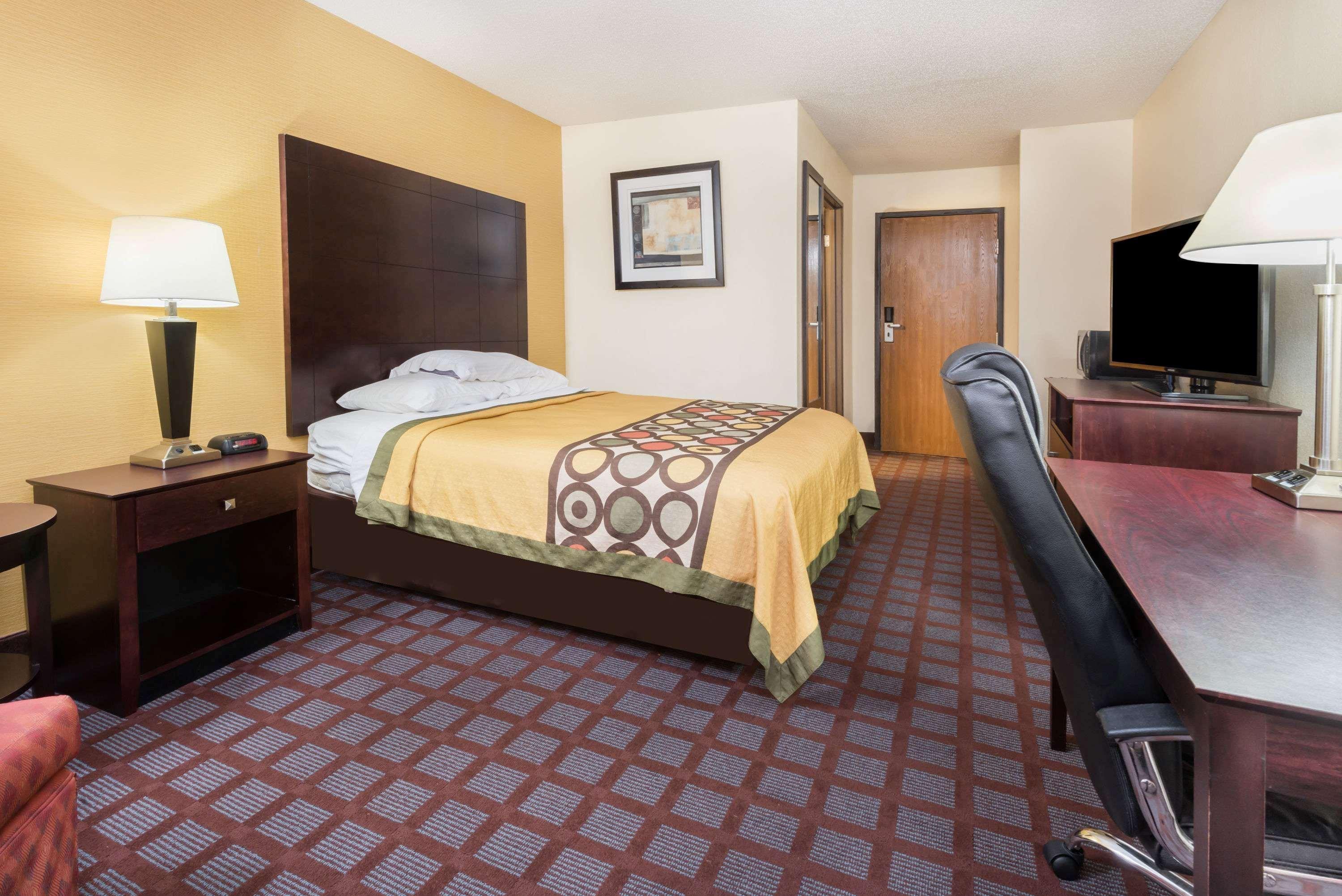 Super 8 By Wyndham Bloomington University Area Exterior photo