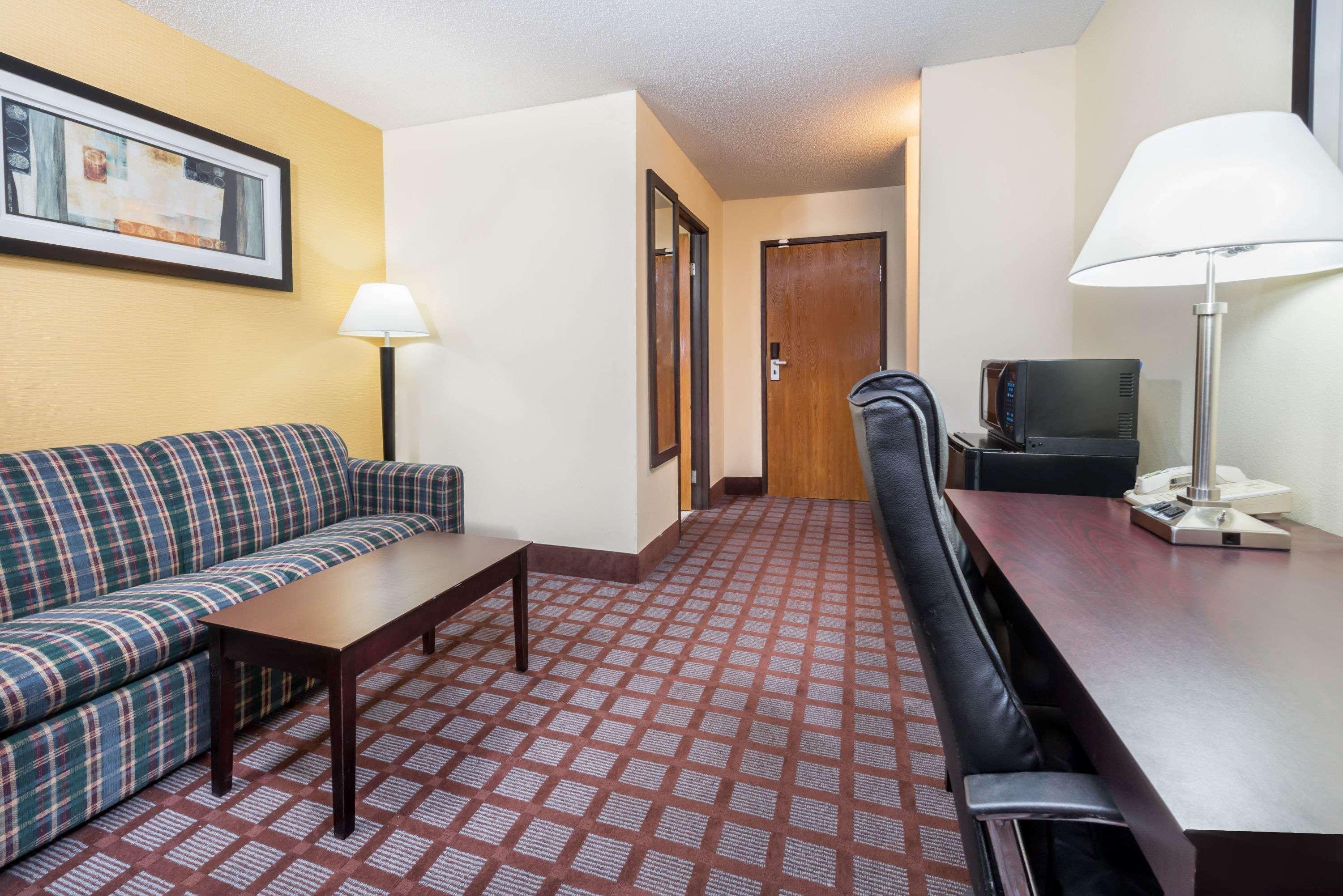 Super 8 By Wyndham Bloomington University Area Exterior photo