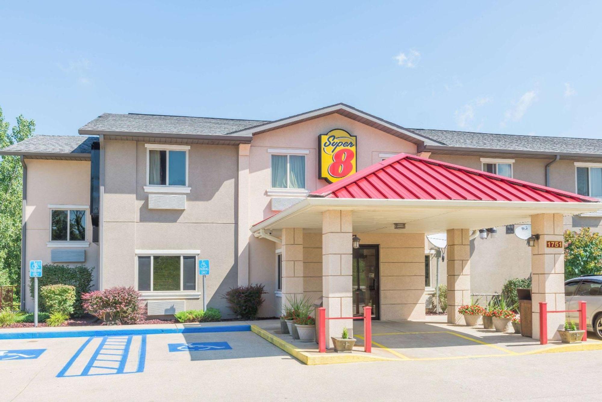 Super 8 By Wyndham Bloomington University Area Exterior photo